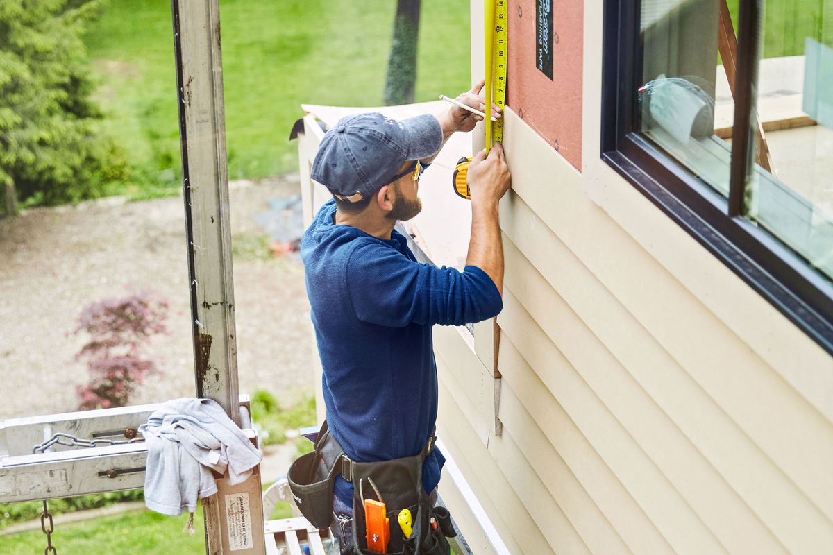 image of a siding contractor